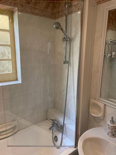 ein Bad mit einer Dusche und einem Waschbecken in der Unterkunft Villa Vella - 2 Bedroom House Gozo in Taʼ Abram