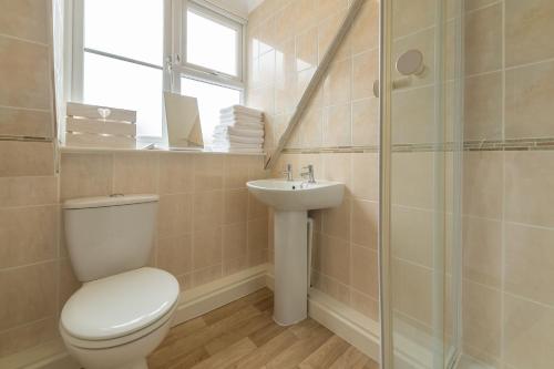 ハンスタントンにあるPebblesdenのトイレと洗面台付きのバスルーム