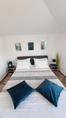 A bed or beds in a room at Apartmani Mirko Rovinj