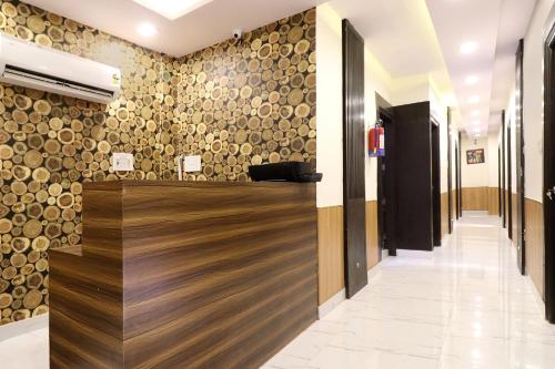 a lobby with a wood paneled wall at Flagship Hotel Sangeet in Faridabad