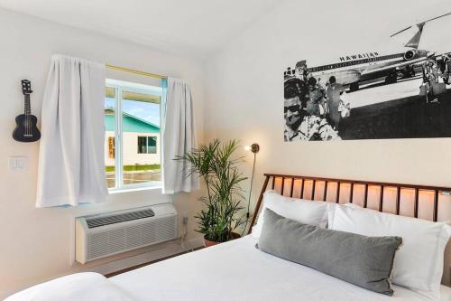 a bedroom with a bed and a window at Puāukiʻi Studio suite liʻiliʻi in Chandler