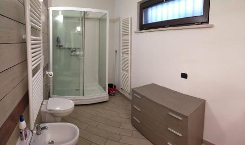 een badkamer met een toilet, een wastafel en een douche bij Mini appartamento in campagna in Castagneto Carducci