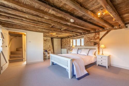 Giường trong phòng chung tại St Michaels Cottage
