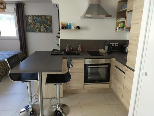 - une cuisine avec un comptoir et une cuisinière four supérieur dans l'établissement Sanguinaires, à Ajaccio