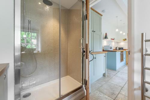 baño con ducha y puerta de cristal en Jasmine Cottage 4 en South Creake
