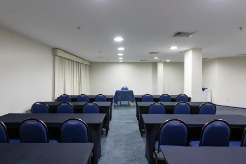 a conference room with blue tables and chairs at Monreale Plus Midtown Campinas in Campinas