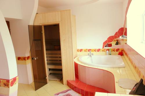 Villa Krepost' في شليسلبورغ: حمام مع حوض ومغسلة