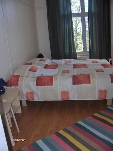 um quarto com uma cama, uma mesa e uma janela em Maaseutumajoitus, Kesti-Iivarin Majatalo em Ylistaro