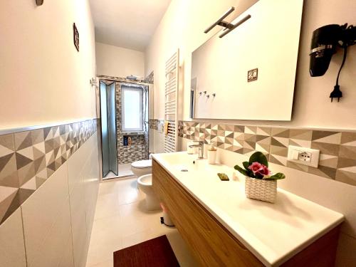 bagno con lavandino e servizi igienici di Salento Sunny House a Leporano