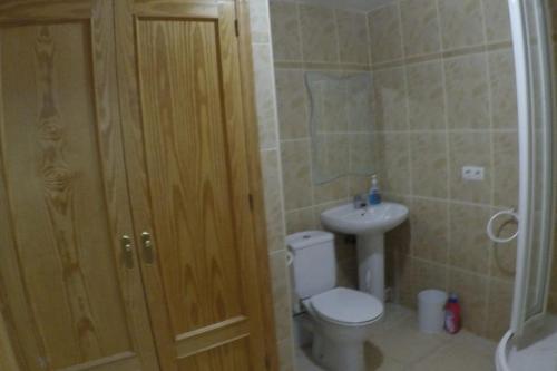 ein Bad mit einem WC und einem Waschbecken in der Unterkunft Beautifully presented 5 bedroom villa with WIFI in Alicante