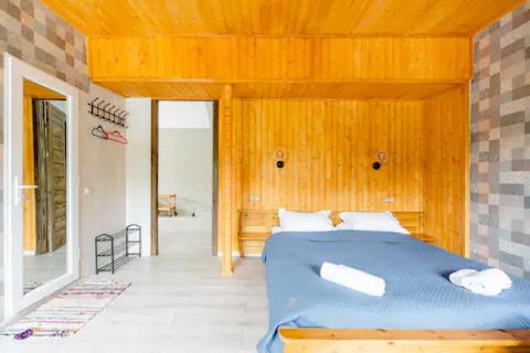 - une chambre avec un lit bleu dans l'établissement Borjomi Nest, à Bordjomi