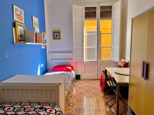 a small room with a bed and a desk at Apartamento Tramuntana de Portbou in Portbou