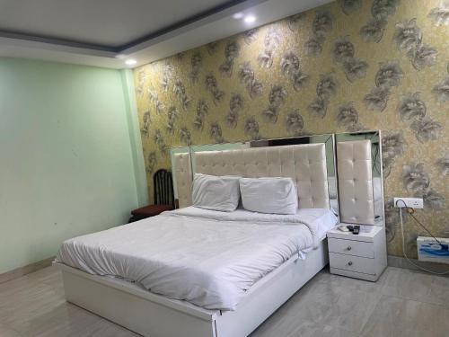 Кровать или кровати в номере Flagship Tia Bros Al Sheen Stay Near Dilli Haat Ina