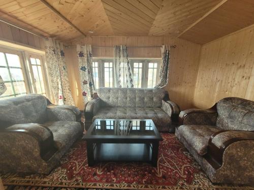 uma sala de estar com dois sofás e uma mesa de centro em OYO Home Jabeena Homestay 