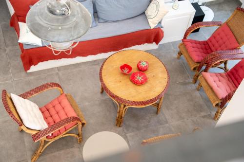 uma vista superior de uma mesa e cadeiras com fruta sobre ela em House with garden and pool at 1 km from the sea em La Garonnette-Plage