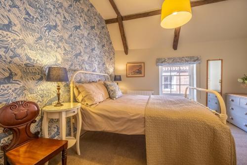 En eller flere senge i et værelse på Arch Cottage