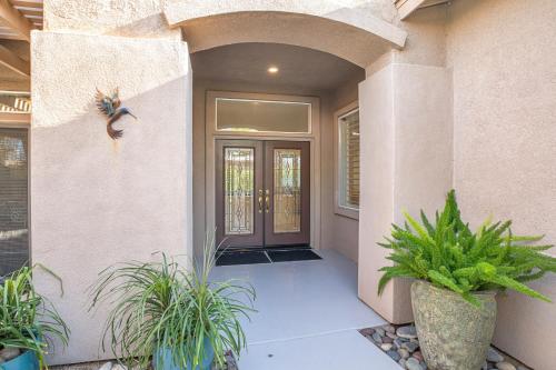 una puerta delantera de una casa con plantas en Whitehawk At Palm Desert, en Palm Desert