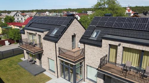 uma vista aérea de uma casa com painéis solares no telhado em SALIA KOPU 2 em Klaipėda