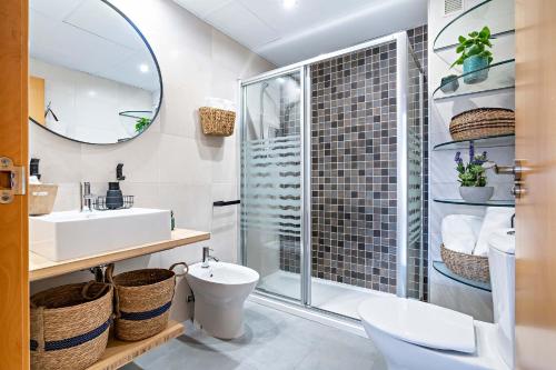 a bathroom with a toilet and a sink and a shower at Apartamento El Castillo in Roquetas de Mar