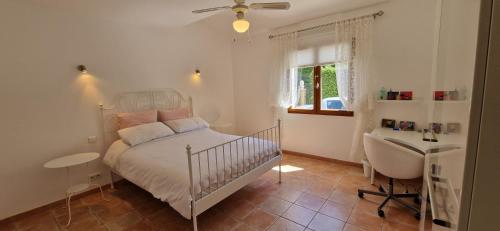 - une chambre avec un lit, un bureau et une fenêtre dans l'établissement 4 Bedroom Villa with Private Pool within 5 minute walk into Quillan, à Quillan