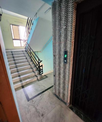 pusty pokój ze schodami i zielonym światłem w obiekcie OYO R Guest House Near Netaji Subhash Chandra Bose International Airport w mieście Salua