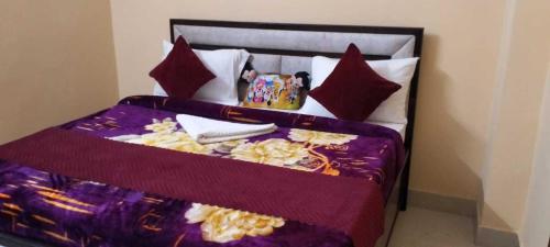 Een bed of bedden in een kamer bij POP Sarthak Hotel