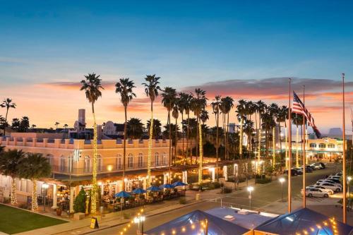 a city at night with palm trees and a building at Kaelua Studio suite liʻiliʻi in Chandler