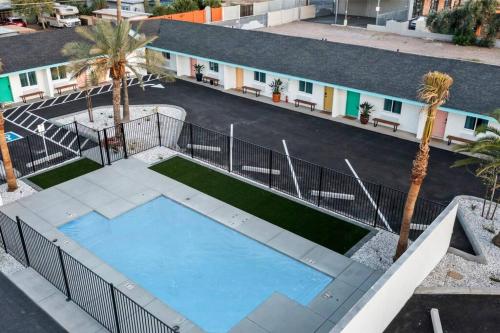an overhead view of a swimming pool with palm trees at Kaelua Studio suite liʻiliʻi in Chandler