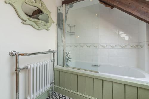 uma casa de banho com um chuveiro e uma banheira em Old Smithy em Titchwell