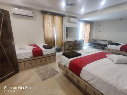 Una cama o camas en una habitación de Royal Mughal
