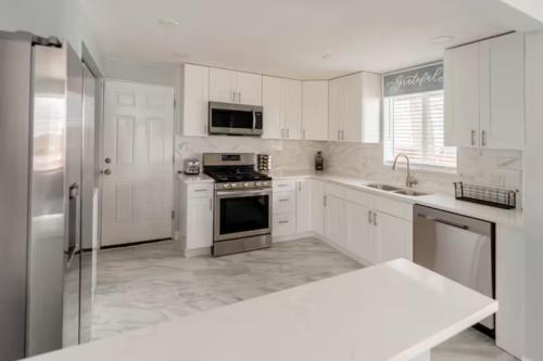 Η κουζίνα ή μικρή κουζίνα στο Golfers Dream! Sweet NW location.