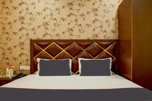 - une chambre avec un grand lit et 2 oreillers dans l'établissement Collection O Blue Diamond, à Allahābād