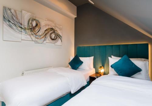 two beds sitting next to each other in a room at Oakfield Premier Apartments-High Speed WiFi-Smart SelfCheckIn-Central Cardiff Gem in Cardiff