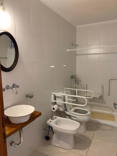 een witte badkamer met een toilet en een wastafel bij Torre Mitre in Concordia