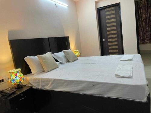 Voodi või voodid majutusasutuse OYO Vasu Hotel toas