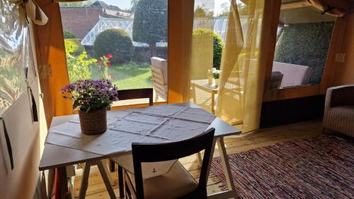einen Tisch und Stühle in einem Zimmer mit Fenster in der Unterkunft Happiness in Brügge