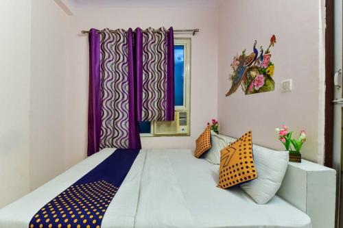 Un pat sau paturi într-o cameră la Flagship Stay Inn