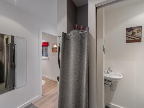 une salle de bain avec un rideau de douche et un lavabo dans l'établissement Appartement central à Courchevel 1650 avec accès direct aux pistes et WiFi - FR-1-563-117, à Courchevel