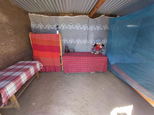 vistas a una tienda de campaña con 2 camas en Maasai homestay camping, en Sekenani