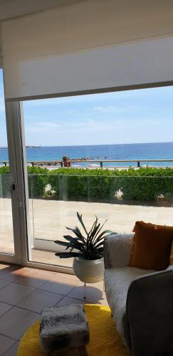 uma sala de estar com um sofá e vista para o oceano em Mar Vista em Sant Antoni de Calonge