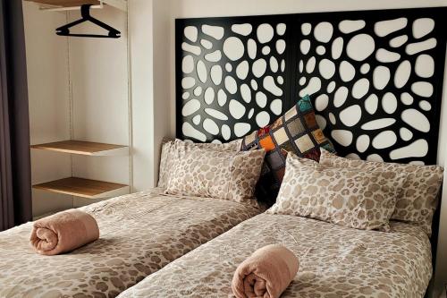 Una cama con dos almohadas encima. en Amazing 2bedbath Apartment 1min To The Beach, en Perth