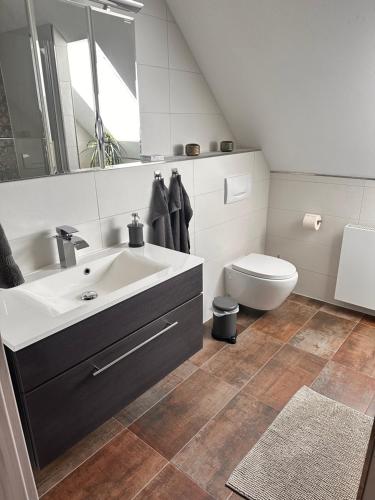 La salle de bains est pourvue d'un lavabo et de toilettes. dans l'établissement Ferienwohnung Harzdomizil, à Gernrode - Harz