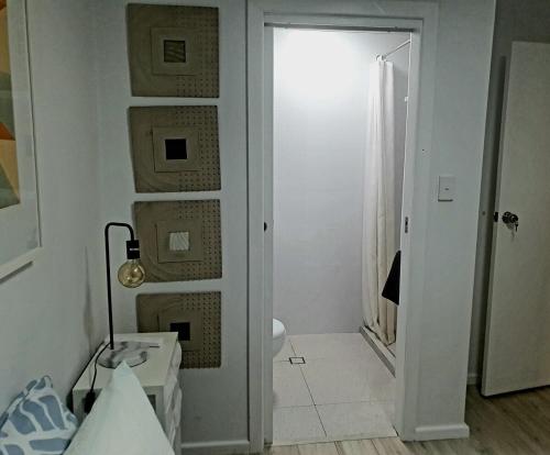 een witte badkamer met een toilet en een deuropening bij Exceptional 2 Bed 2 Bath W Ocean Views! in Perth