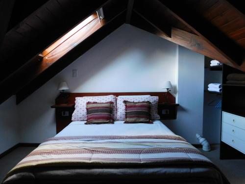 1 cama con 2 almohadas en una habitación en Ikalum Apart en El Calafate