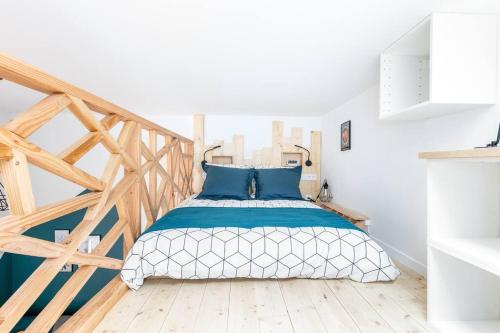 une chambre avec un lit avec des oreillers bleus dans l'établissement La Mouette Tranquille, à Brest