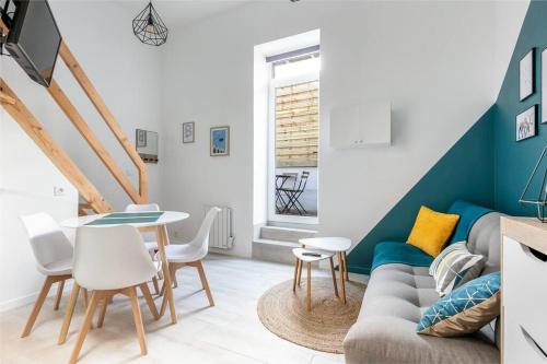 un salon avec un canapé et une table dans l'établissement La Mouette Tranquille, à Brest