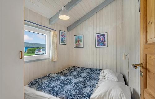 FalenにあるBeautiful Home In Hemmet With 2 Bedrooms And Wifiの窓付きの小さな部屋のベッド1台分です。