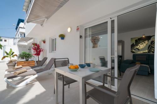 卡門港的住宿－Sabbia Suites Noa Boutique Apartments，厨房以及带桌椅的起居室。