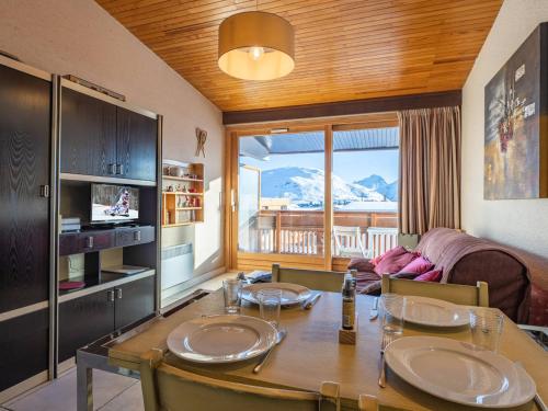 - une salle à manger avec une table et une vue sur la montagne dans l'établissement Studio confort près des pistes, parking, 4 pers - FR-1-645-23, à Huez
