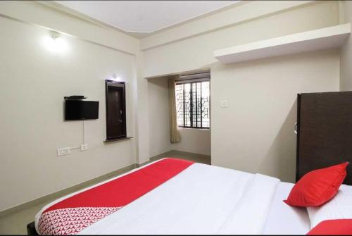 Postel nebo postele na pokoji v ubytování OYO Flagship 70385 Hill View Residency